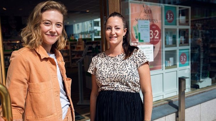 Abby Priests vd Mandarva Stenborg tillsammans med LloydsApoteks Marknadschef Annelie Söderberg.