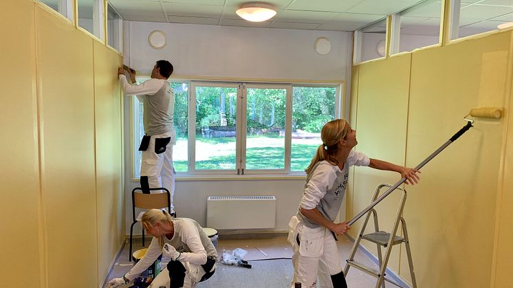 Nordsjö-anställda målar om matsalen hos Stiftelsen Malmö Sommargårdar.