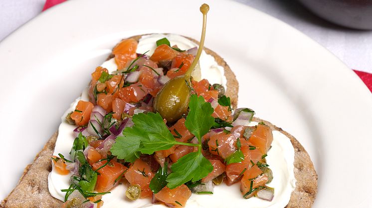Laxtartar med bärkapris
