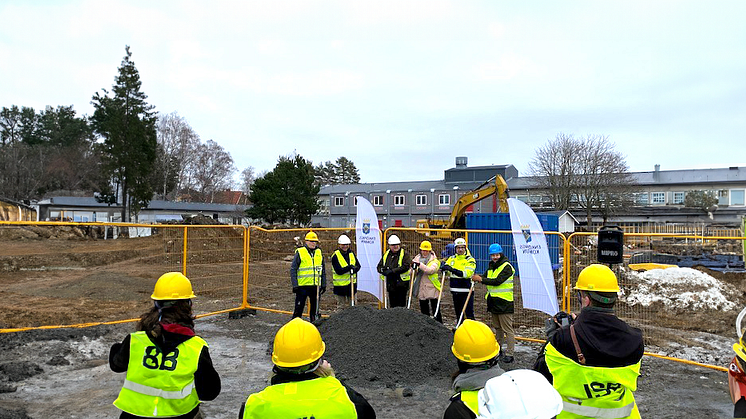Den 29 januari sattes spaden i marken för byggnationen av nya Lillsidanskolan och Västerledens Aktivitetscenter. JSB Construction AB står som totalentreprenör för projektet och beställare är Enköpings kommun.
