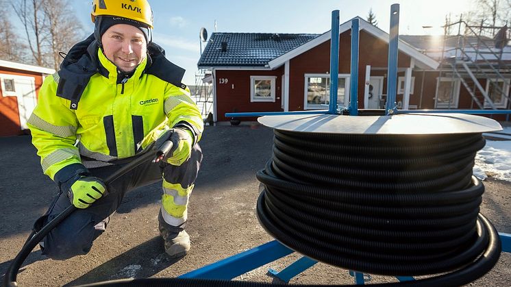 Att Elektroskandia kan leverera slang med  fördragen kabel spar mycket tid för Caverion. På bilden Oliver Erixson, elektriker, Caverion.