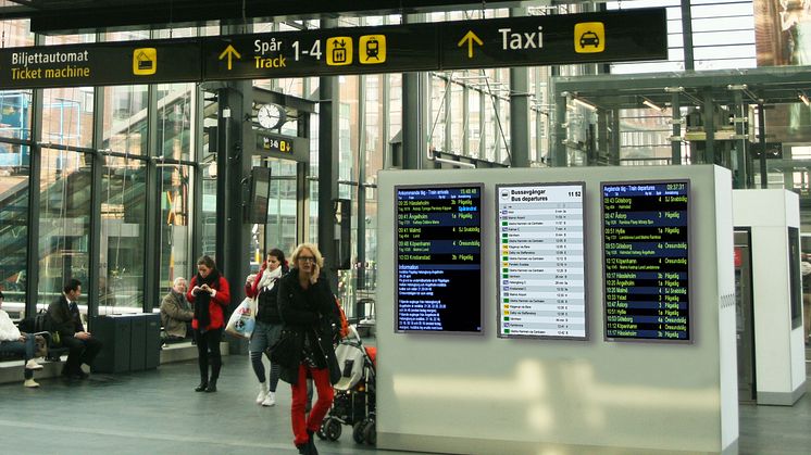 Digitala informationsskyltar ger resenärerna viktig information på Malmö C.