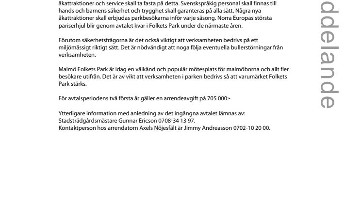 Känguruungen tittar ut i Parken