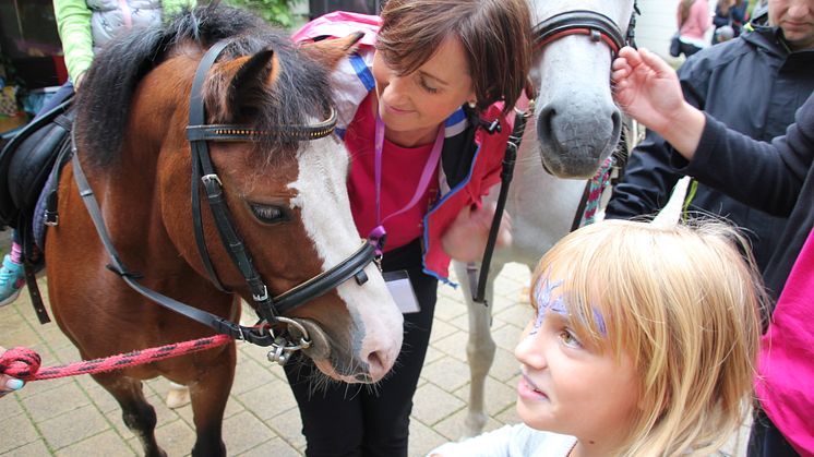 Tag der offenen Tür im Kinderhospiz: Bärenherz-Familienfest lockt mehr als 1.500 Besucher in den Kees’schen Park