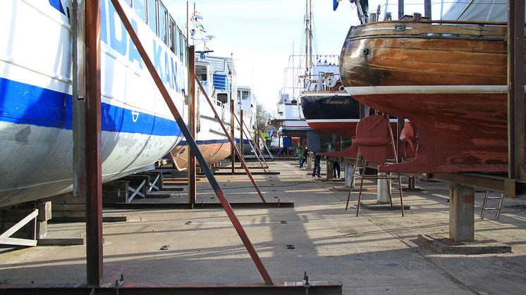 Utdockningen ur Göta kanals torrdockor är ett säkert vårtecken. 