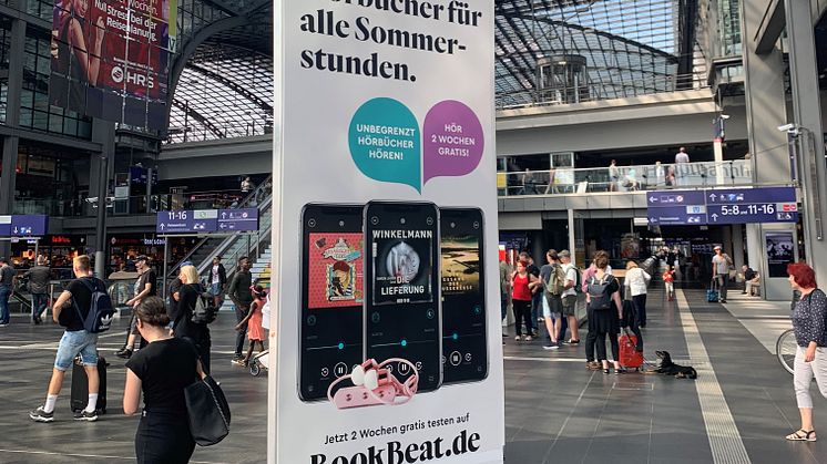 Reklam för BookBeat på centralstationen i Berlin