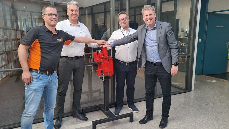 På bildet fra venstre Remy Sluimers, direktør og eier i MH Hydraulics og Rob Geel, sales manager i Action-Hydro. Fra Servi Group: Sonny Thoresen, Head of sales Kongsberg, og Henning Midttun, VP Business Development.