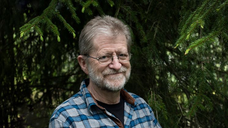 Ingar Kaldal er aktuell med boken "Skogens menn. Minner og myter om hoggere og fløtere". (Foto: Siri Hovland Kaldal)