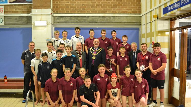 Mayor’s sporting visit goes swimmingly
