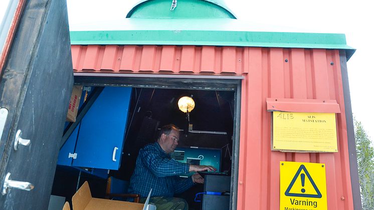 Säsongen för studier av norrsken är över och IRF:s optiska norrskensforskare Urban Brändström med kollegor stängde nyligen IRF:s mätstation i Silkkimuotka i närheten av nedre Soppero i Kiruna kommun. Foto: Annelie Klint Nilsson, IRF