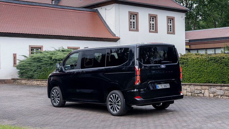 Ford E-Tourneo Custom_Titanium_X (3).jpg