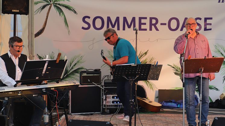 Stephan Gladigau (Keyboard, Gesang), Matthias Geb (Gitarren, Gesang) und Stephen Cornsham (Gesang, Mundharmonika, Entertainment, von links) sind die "Old Guys". (Foto: Christina Rausch),  .
