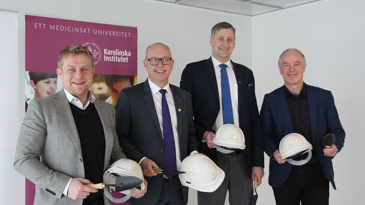 Johan Ljung, fastighetschef på Akademiska Hus region Stockholm, Henrik Grönberg, prorektor på Karolinska Institutet, Daniel Dronjak, kommunstyrelsens ordförande i Huddinge och Sten Wetterblad, regiondirektör för Akademiska Hus region Stockholm.