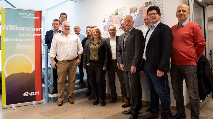 Sie nehmen den Strom- und Wärmeverbrauch in ihren Kommunen ins Visier. Die Teilnehmer des Energieeffizienz-Netzwerks Franken am Dienstag im Bayernwerk-Kundencenter in Fuchsstadt.