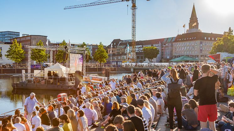 Openair und kostenlos. Die Live-Übertragung der Premiere des Sommertheaters an sechs Standorten in Kiel