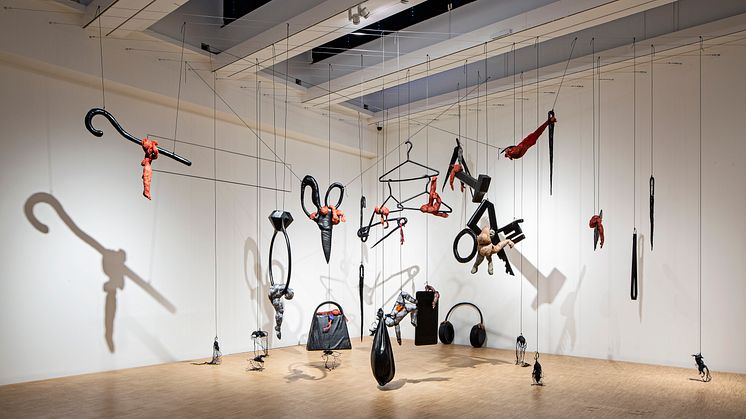 Foto: N. Dewitte/LaM. Annette Messager, Daily. Installation view of the exhibition Annette Messager, Comme si (as if) in LaM, Lille Métropole Musée d'art moderne, d'art contemporain et d'art brut, France. Courtesy the artist & Marian Goodman Gallery