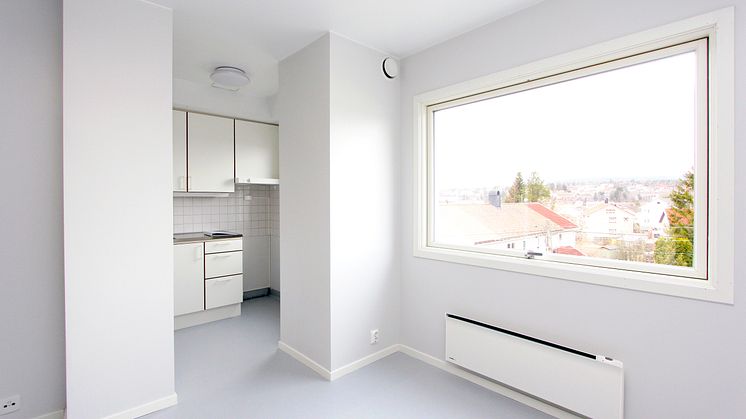 Slik ser det ut i en av de nyoppussede leilighetene. Boligen har en nøktern og god standard. Foto: Boligbygg