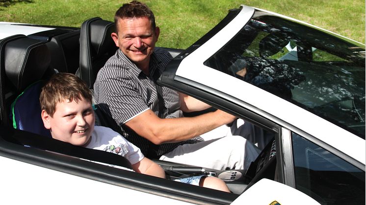 Ein aufregender Nachmittag im Bärenherz: Kinder mit Dr. Schuh im Lamborghini unterwegs