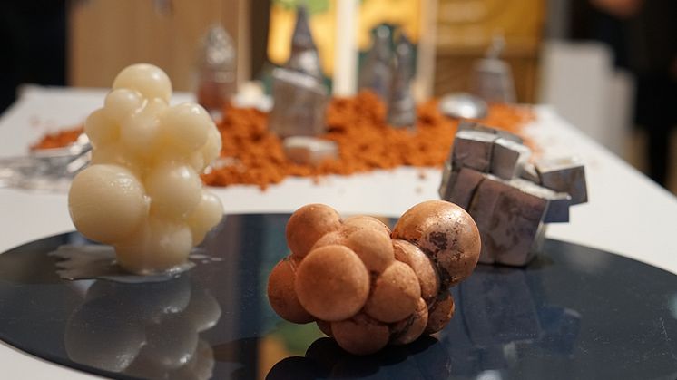 Genom att bryta sönder, smälta ned och gjuta om låter man det överblivna materialet komma tillbaka till sin naturliga form.