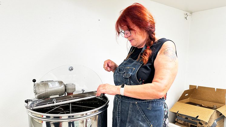 Bi-ambassadör Kikki Ebsen slungar honung.