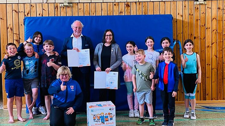 „Kein Kind ohne Sport!“ SH Netz verleiht Starterpaket an Dannewerkschule