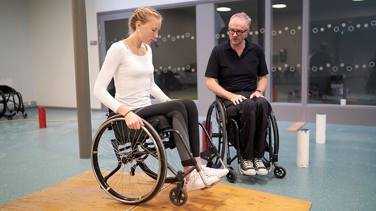 Åke Norsten, kursansvarig för Rullstolsskolan, tillsammans med patient. Foto: Staffan West