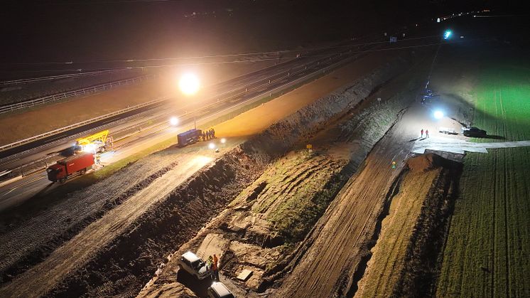 In der Nacht von Donnerstag auf Freitag hat die Bayernwerk Netz die Reparatur der defekten Hochspannungsleitung an der A3 erfolgreich abgeschlossen. Die Autobahn war ab 4 Uhr wieder frei.