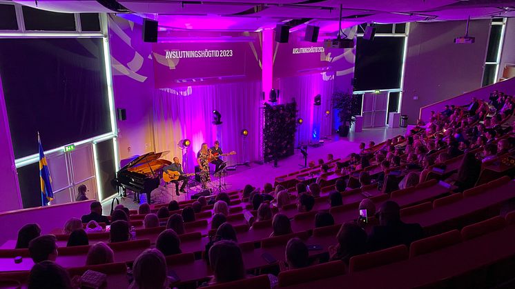 Albertsalen på högskolan fylldes men studenter och anhöriga för en gemensam ceremoni.