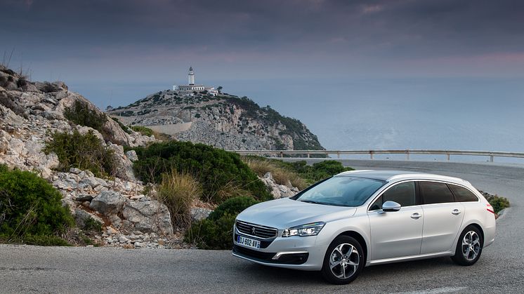 Sverigepremiär för sportigt eleganta Peugeot 508 -nytt utseende, klassledande förbrukning och nya automatlådor
