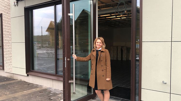 Ingrid Gritli utanför den lokal som snart öppnar i Silverskatten Apoteks regi