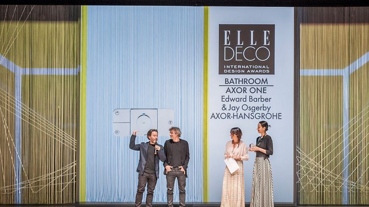 Philippe Grohe, Vice President for Design Management hos Hansgrohe SE (nr. 2 fra venstre) og Jay Osgerby (t.v.) modtager en Elle Decor International Design Award (EDIDA) under møbelmessen i Milano.