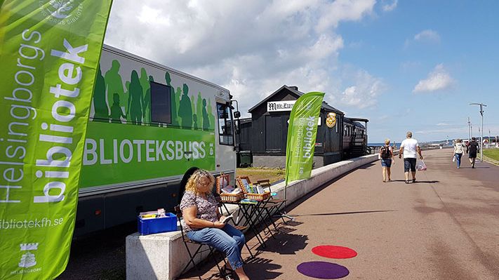 Den populära biblioteksbussen körs fler turer och gör fler stopp från lördag 13 januari 2018. 