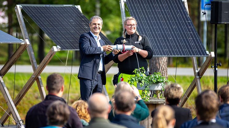 Energiminister Ibrahim Baylan kopplade symboliskt in kontakten tillsammans med Erica Rehnström från PiteEnergi som varit med vid installationen av panelerna. 