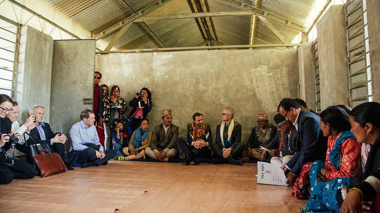 Innendørs - Utviklingsminister Nikolai Astrup åpnet Shree Devitar Basic School i Dolakha i Nepal