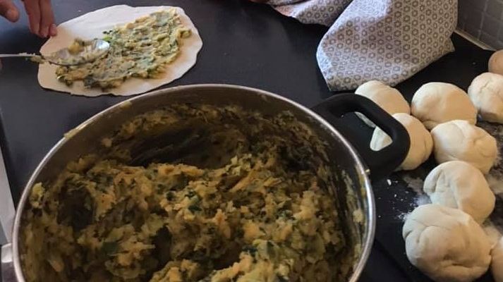 Tillagning av boulani, bröd med potatisfyllning. Billiga ingredienser men kräver kök för tillagningen.