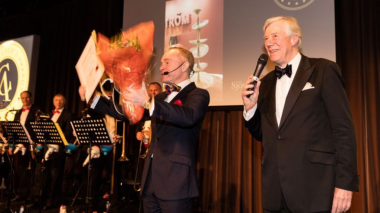Bild från prisgalan 2017. Peder Lamm och Winston Håkanson delar ut pris för Årets dyrgrip. Foto: Per Myrehed