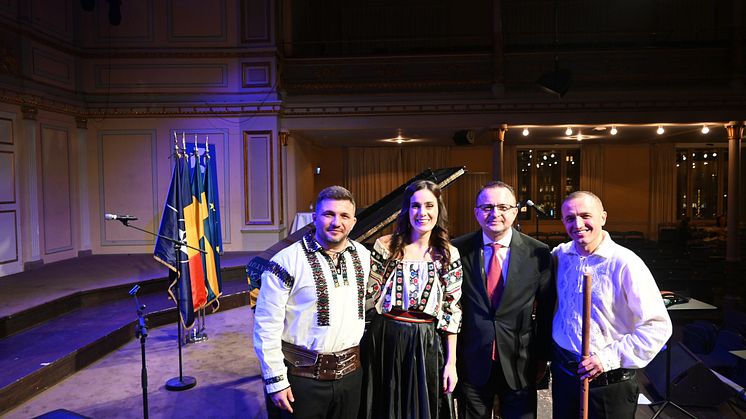 Directorul ICR Stockholm Bogdan Popescu, alaturi de artistii Irina Sarbu si Fratii Cazanoi.jpg