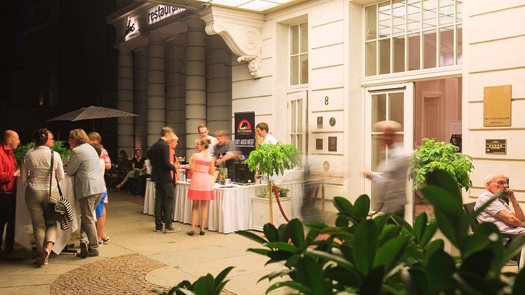 BBQ Stand mit frischem Grillgut vor dem Hotel Fürstenhof, Leipzig