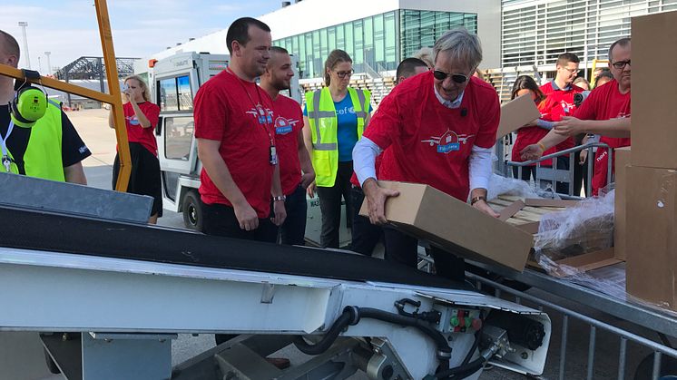 Norwegians koncernchef Bjørn Kjos lastar på nödhjälp inför flygningen mot Jemen