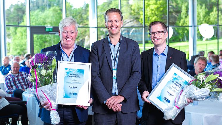 Direktør Peder Syrdalen i ASKO Agder (til venstre) og ordfører Robert Cornels Nordli i Arendal mottok Sørlandets Energipris for hhv beste private og offentlige virksomhet. Direktør i LOS AS, Anders Gaudestad gratulerer. 