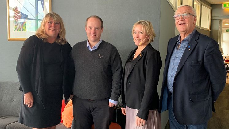 Näringslivschef Petra Forsström, kommunstyrelsens ordförande Andreas Sjölander (S), Svenskt Näringslivs regionchef Anna Hedensjö Johansson och majoritetsföreträdare Ingemar Wiklander (KD) vid presentationen av företagsrankingen i Västernorrland 2021.