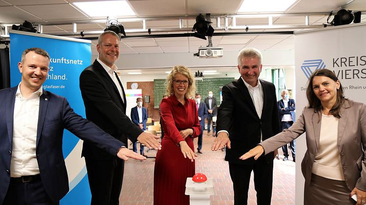 Glasfaser für das Rhein-Maas Berufskolleg Viersen: Gunther Schwab (Deutsche Glasfaser), Landrat Dr. Andreas Coenen, Angie Hagemann (Deutsche Glasfaser), Minister Prof. Dr. Andreas Pinkwart, Schulleiterin Elke Terbeck (© Kreis Viersen)