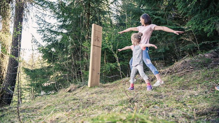 yoga_guerrier_prof_enfant_sentier yoga_veysonnaz©lindaphoto.ch