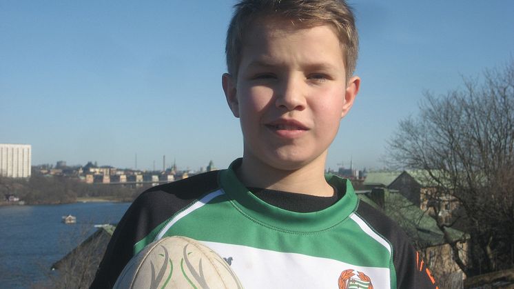 Svenske Elias åker till rugby-vm för att leverera matchbollen i en av matcherna