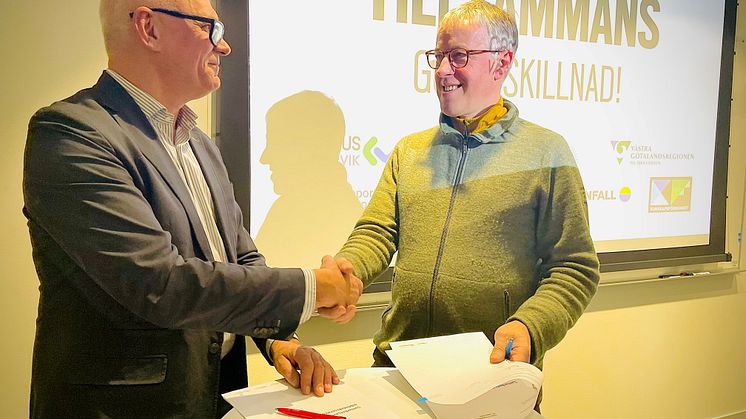 Tillförordnad rektor Jan Theliander från Högskolan Väst och Björn Järbur, sjukhusdirektör på NU-sjukvården, i samband med avtalssigneringen.  