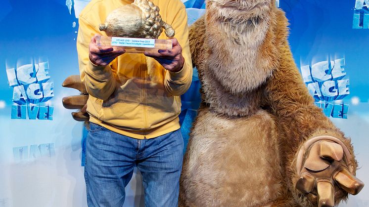 Ehrung für das beliebteste Faultier und die lustigste Lispelstimme: Sid und Otto Waalkes bei ICE AGE LIVE! mit begehrter Goldener Nuss ausgezeichnet