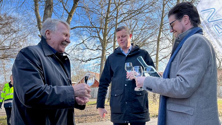 Ilmar Reepalu styrelseordförande i Sydvatten, Jonas Jacobsson Gjörtler styrelseordförande i NSVA och Johan Olsson Swanstein styrelseordförande i kommunfullmäktige i Båstads kommun skålar i vatten från tryckstegringsstationen i Torekov.