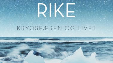 Kryosfæren, den frosne verdenen, er blitt et eksotisk turistmål, nærmest som en utrydningstruet dyreart. I takt med at den er i ferd med å minke rundt om på kloden, strømmer turistene til Arktis for å oppleve disse merkelige fenomenene– snø og is 