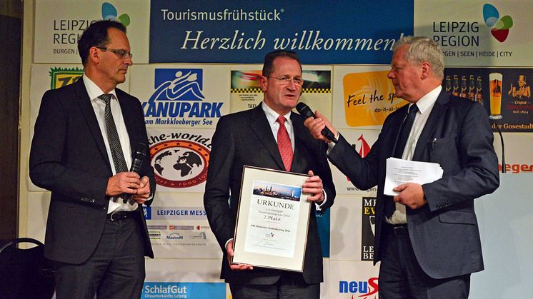 Dr. Harald Langenfeld, Vorstandsvorsitzender der Sparkasse Leipzig und Repräsentant des 100. Deutschen Katholikentages Leipzig e.V., nimmt die Auszeichnung für den 2. Platz entgegen