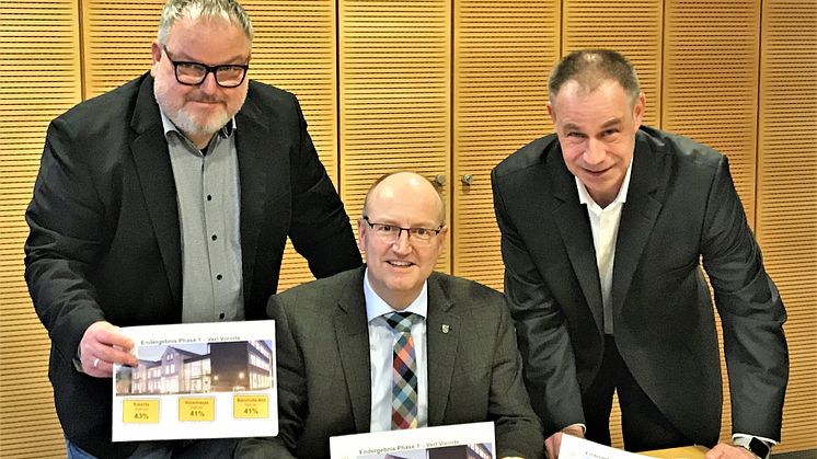 Von links: René Fuchs (Deutsche Glasfaser), Bürgermeister Michael Esken und Sven Geiger (Deutsche Glasfaser) verkünden weitere Schritte in die Digitale Zukunft der Stadt Verl. (DG)